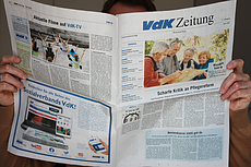 Jemand liest die VdK-Zeitung, Ausgabe Mai 2023