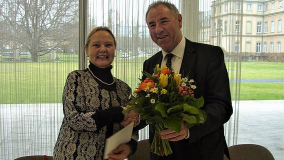 VdK Landesverbandsgeschäftsführer Hans-Josef Hotz verabiedet Gabriele Petri mit einem prächtigen Blumenstrauß