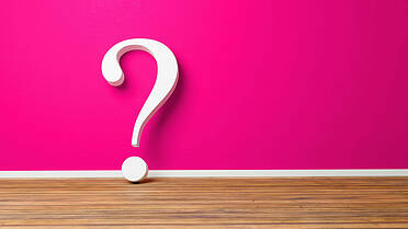 Weißes Fragezeichen an rosa Wand gelehnt, 3D Illustration