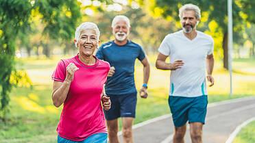 Seniorensportler joggen im Park