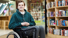 Junger Mann im Rollstuhl