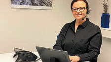 VdK-Patientenberaterin Monika Müller im Büro