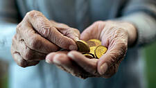 Arme Rentnerin, die Kleingeld zählt