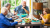 Senioren genießen gesundes Frühstück zu Hause