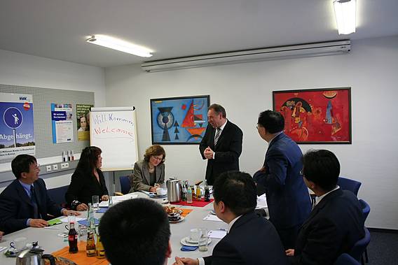Die Aufnahme zeigt Landesverbandsgeschäftsführer Hans-Josef Hotz und Ling Yongming, Abteilungsleiter beim städtischen Personalbüro/Soziale Sicherheit von Shanghai (stehend, rechts), während der Diskussion.