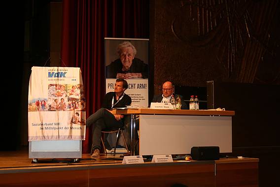 Auf der Bühne: Referent Andreas Gailus, der Gründer der Projektberatung gai-lus.ORG Stuttgart, und Sozialpolitik-Leiter Stefan Pfeil (rechts).