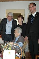 Jubilarin Marianne Erhardt umrahmt von ihren Gratulanten, dem VdK-Ortschef von Stuttgart-Heslach, Jürgen Krämer (links), Tochter Suse und Bürgermeister Tilman Schmidt.