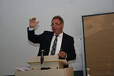 Landesverbandsgeschäftsführer Hans-Josef Hotz präsentiert seinen Bericht