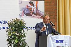Hans-Josef Hotz spricht auf einer Veranstaltung in Tübingen.