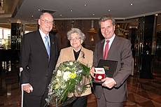 Die Hirrlingers im Jahr 2008 mit dem damaligen Ministerpräsidenten Baden-Württembergs, Günther Oettinger, am Rande des 15. VdK-Landesverbandstags.