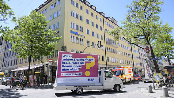Ein VdK-Postercar vor der VdK-Zentrale in der Schellingstraße in München