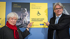 VdK-Präsidentin Ulrike Mascher und Landesgeschäftsführer des VdK Bayern, Michael Pausder vor einem Kampagnen-Plakat