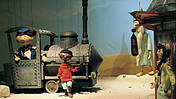Das Bild zeigt vier Figuren der Augsburger Puppenkiste. Von links: Lukas der Lokomotivführer, Jim Knopf, der Scheinriese Tur Tur und eine junge Prinzessin.