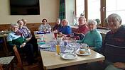 Das Bild zeigt 10 Teilnehmende des Pflegestammtisches in Furth im Wald bei einem ihrer Treffen.