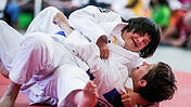 Zwei Athleten kämpfen Judo.