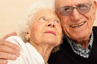 Ein altes Ehepaar umarmt sich