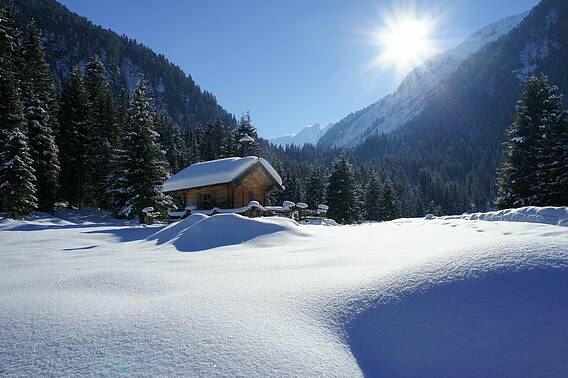 Verschneite Hütte in den Bergen