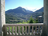 Landschaftsbild: Blick von einer steinernen Balustrade auf ein Bergpanorama in den Abruzzen (Italien).