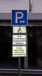Beschilderung eines Behindertenparkplatzes in Rottenburg in Baden-Württemberg.