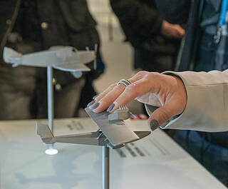 Technik zum Ertasten: Verena Bentele erkundet mit ihren Fingern ein Modell des Flugboots Libelle von Dornier.
