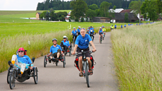 Auf dem Foto sieht man die Teilnehmerinnen und Teilnehmer der inklusiven Radltour kurz vor Rohr in Niederbayern.