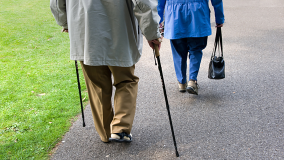 Rückenansicht von zwei laufenden Senioren