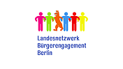 Das Bild zeigt das Logo des Landesnetzwerks Bürgerengagement. Abgebildet sind fünf verschiedenfarbige Männchen in einer Reihe, unter ihnen steht das Berliner Wappentier, der Berliner Bär.