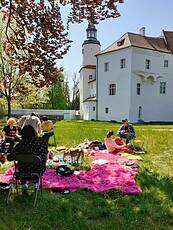 Bild der Bild der Aktivgruppe „Umwelt und Soziales“ beim Picknick im Schlosspark Fürstlich Drehna