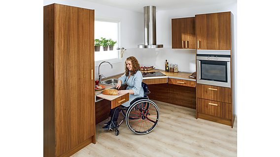 Rollstuhlgerechte Küche mit unterfahrbaren Arbeitsflächen