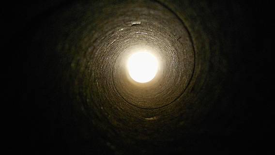 Symbolbild: Am Ende eines Tunnels leuchtet das Licht.