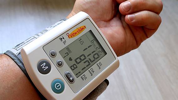 Symbolbild: An einen Arm wird mit einen Gerät der Blutdruck gemessen.