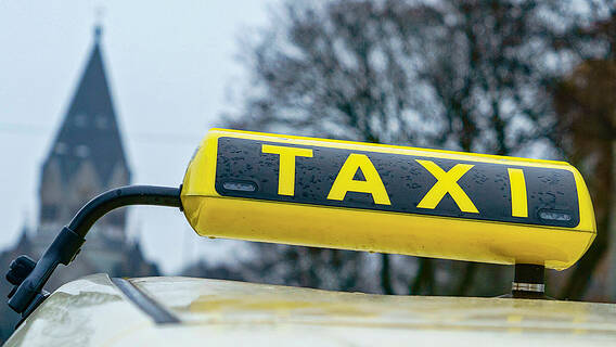 Der Bildausschnitt zeigt ein Taxi-Schild.
