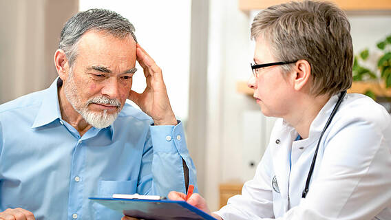 Symbolbild: Ein Patient und ein Arzt im Gespräch.