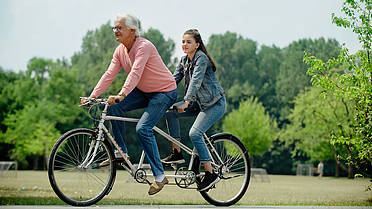 Symbolbild: Tandempartner ergänzen sich beim Fahrradfahren