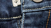 Jeans mit speziellen Nähten für Rollstuhlfahrer