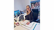 Ein Foto von Kathrin Brückner an ihrem Arbeitsplatz.