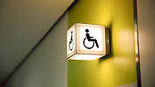Eine Lampe in Würfelform mit Rollstuhlsymbol.