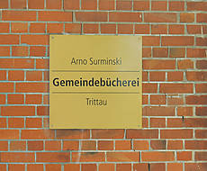 Ein Messingschild mit der Aufschrift: Arno Surminski, Gemeindebücherei Trittau
