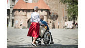 Foto einer Frau und eines Mannes im Rollstuhl