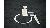 Foto eines Zeichens des Parkplatz für Menschen mit Behinderung