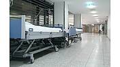 Foto von Krankenhausbetten auf einem Krankenhausflur
