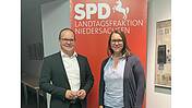 Foto von Grant Hendrik Tonne und Andrea Nacke vor einem roten SPD-Banner