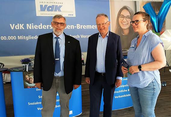 Ministerpräsident Stephan Weil im Gespräch mit dem VdK-Landesvorsitzenden Friedrich Stubbe sowie Sozialpolitik-Expertin Andrea Nacke.