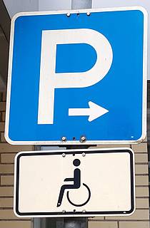 Foto eines Schilds für Behindertenparkplätze