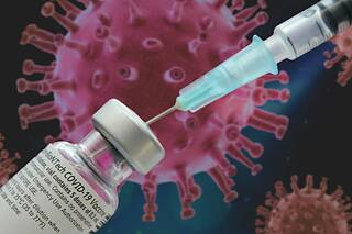 Das Bild zeigt eine Spritze für eine Corona-Schutzimpfung