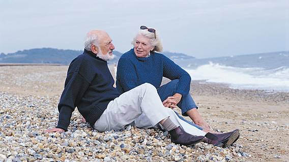 Symbolfoto: Ein Senioren-Paar am Strand