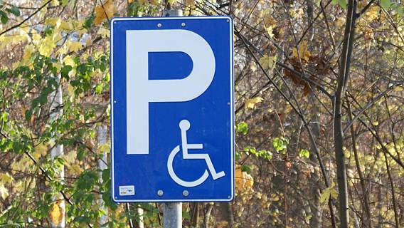 Symbolfoto: Ein Schild weist auf einen Behindertenparkplatz hin.
