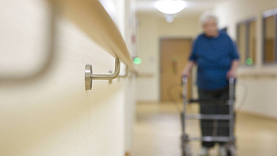 Symbolfoto: Seniorin mit Rollator auf dem Gang eines Pflegeheims