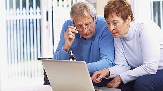 Symbolfoto: Seniorenpaar schaut gemeinsam auf ein Notebook