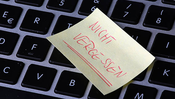 Symbolfoto: eine PC-Tastatur, darauf ein Klebezettel mit der Aufschrift "Nicht vergessen!"